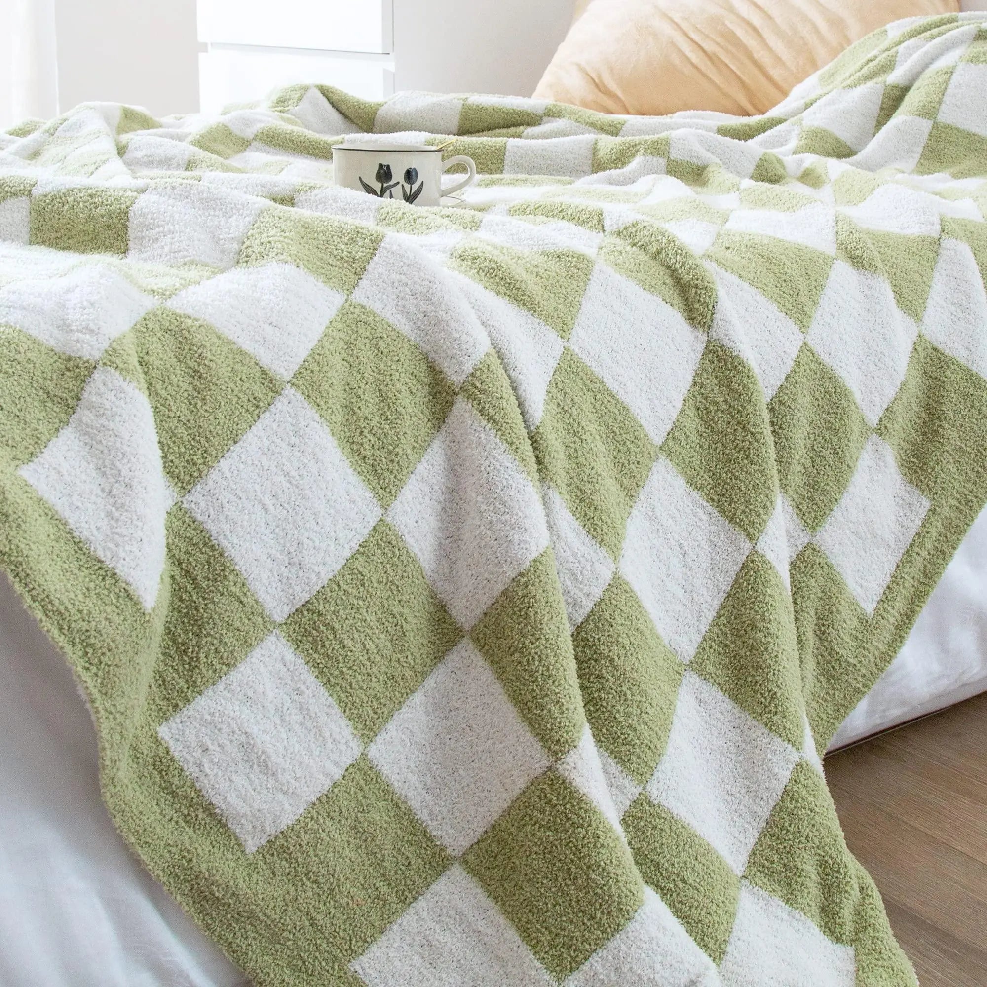 Soft Checkered Flannel Fleece Blanket for Comfort and Warmth - Available in Pink, Green, Blue, Brown, Multiple Sizes — Lifest