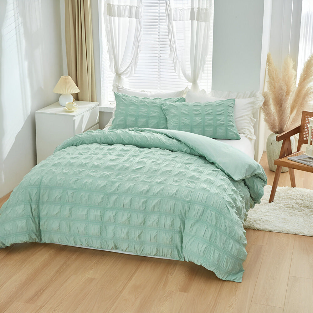 Crinkled Textured Summer Duvet — Lightweight Quilt for Warm Nights — Lifestyle 2