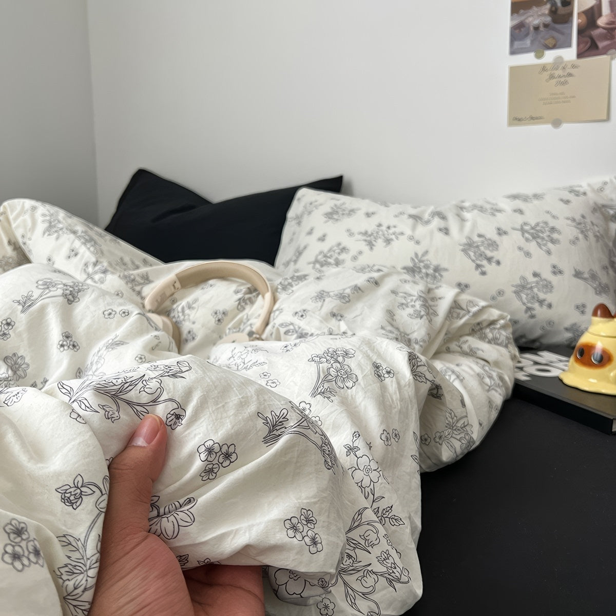 Black Outline Flowers Bedding Set — Soft-Touch Cotton Duvet & Pillowcases — Detail
