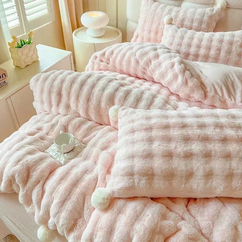 Faux Fur Warm Fluffy Bedding Set — Soft-Touch Cotton Duvet & Pillowcases — Detail