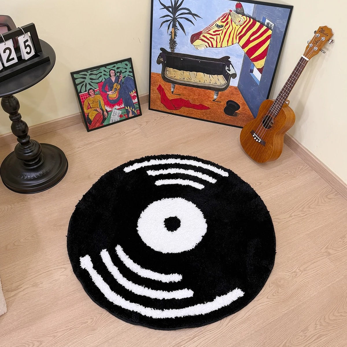 Retro Vinyl Record Tufted Round Rug — Soft Accent Rug for Bedroom Layering — Detail