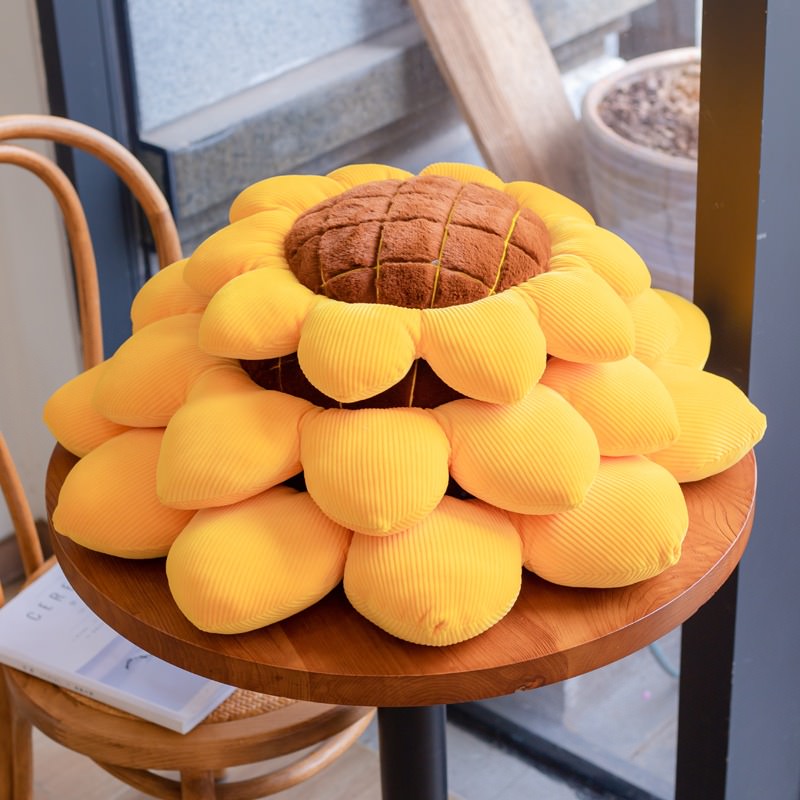 Sunflower Plush Cushion — Petal-Shaped Pillow for Bed and Sofa Styling — Detail