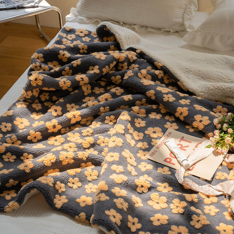 Vintage Chamomiles Fluffy Blanket — Soft Layered Throw for Couch and Bed — Front view