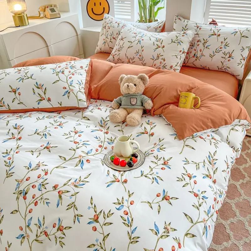 Vintage Red Berries Print Bedding Set — Soft-Touch Cotton Duvet & Pillowcases — Detail