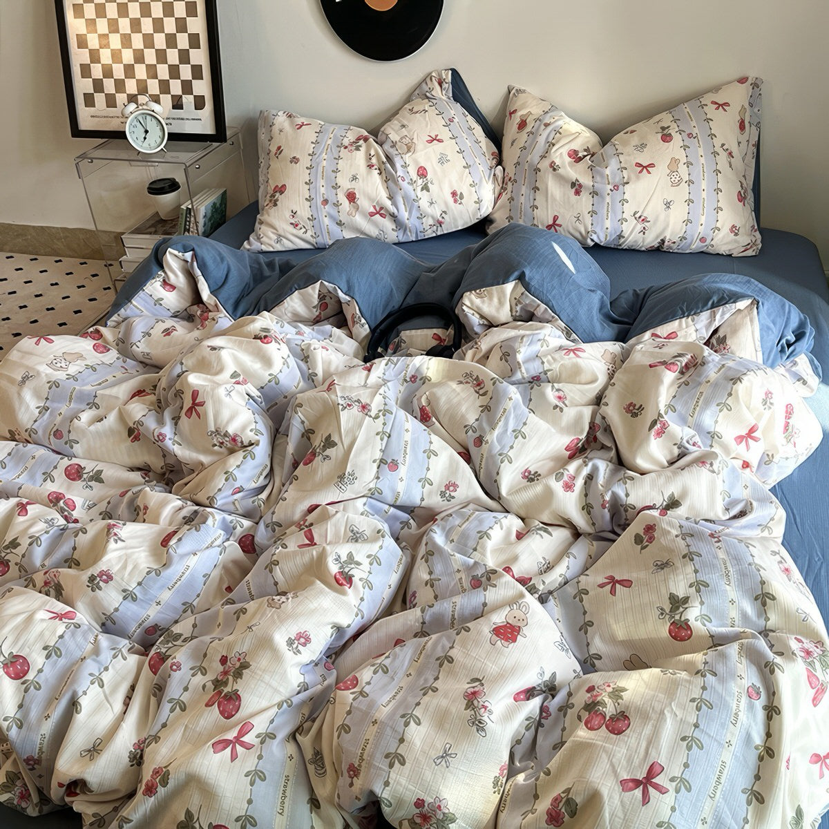 Vintage Strawberry Floral Bedding Set — Soft-Touch Cotton Duvet & Pillowcases — Detail