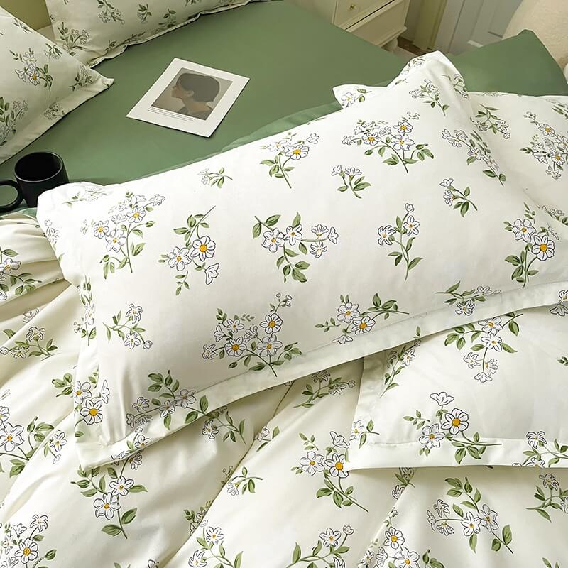 Vintage Chamomile Flower Bedding Set — Soft-Touch Cotton Duvet & Pillowcases — Lifestyle 3