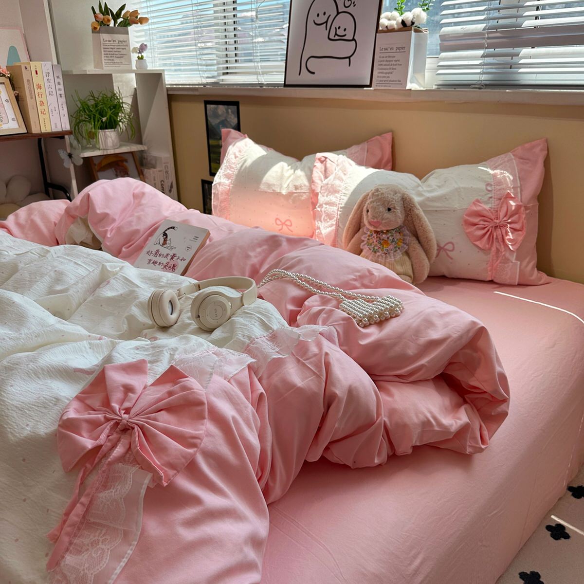 Giant Bow Bedding Set — Soft-Touch Cotton Duvet & Pillowcases — Detail