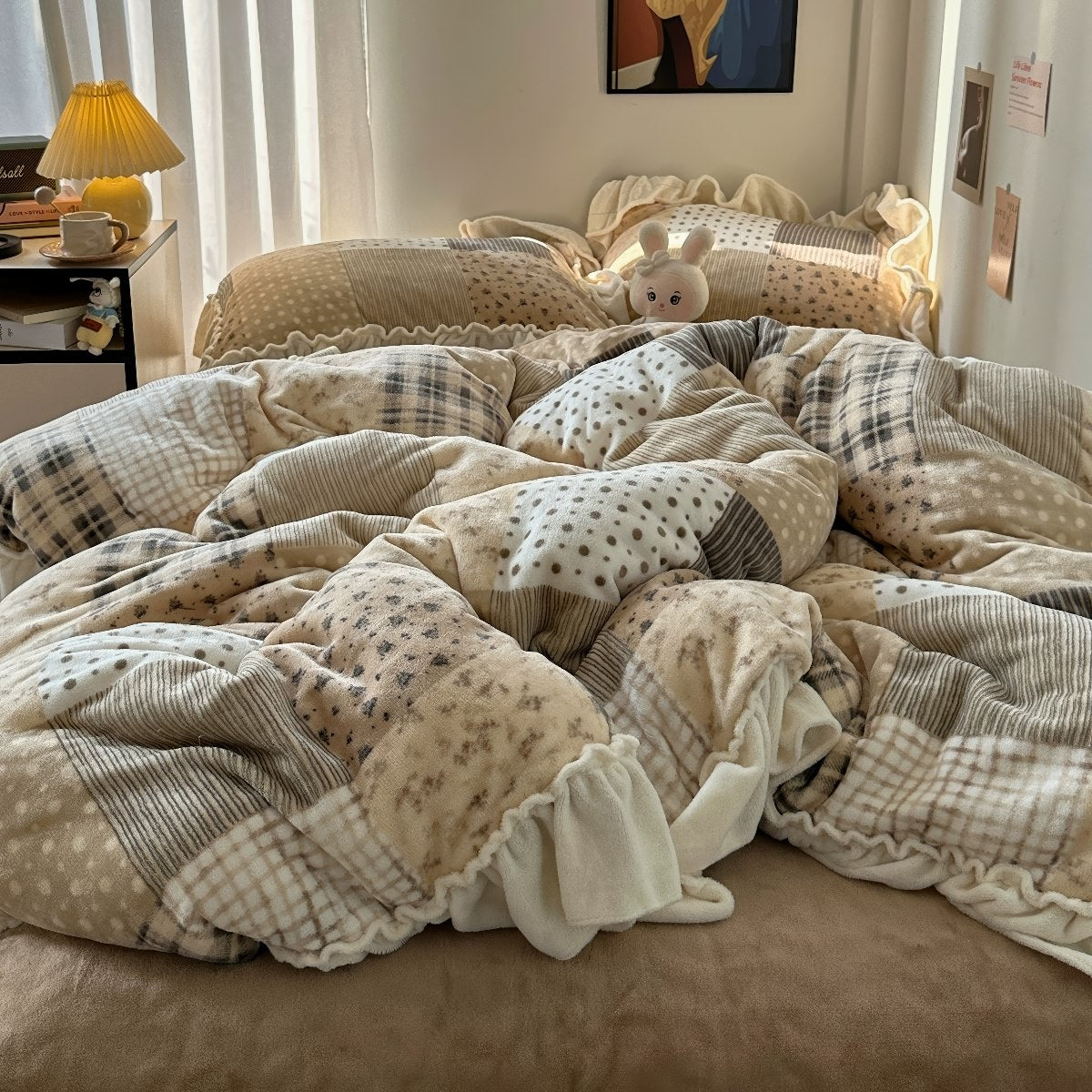 Patchwork Ruffle Bedding Set — Plush Fleece Cover for Cosy Winter Bedrooms — Detail