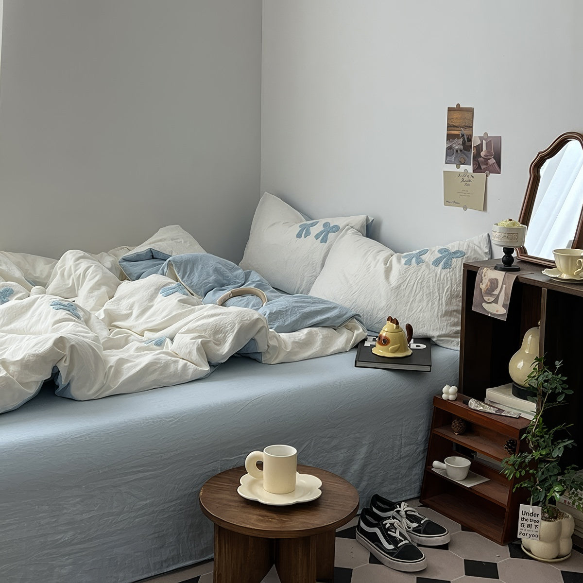 Vintage Blue Tufted Bows Bedding Set — Soft-Touch Cotton Duvet & Pillowcases — Detail