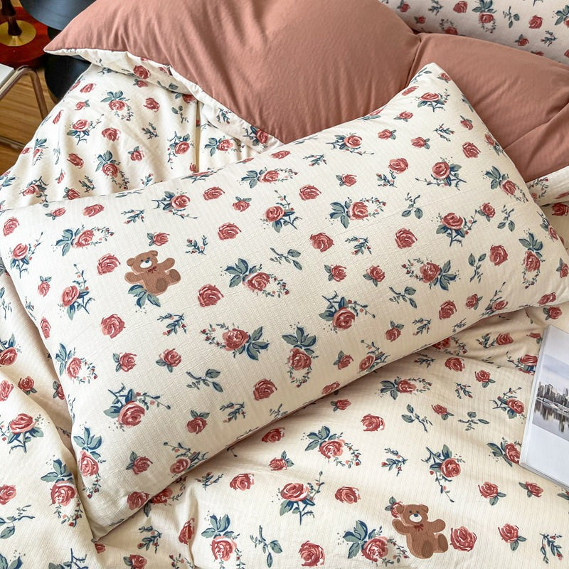 Vintage Red Roses Bedding Set — Soft-Touch Cotton Duvet & Pillowcases — Detail